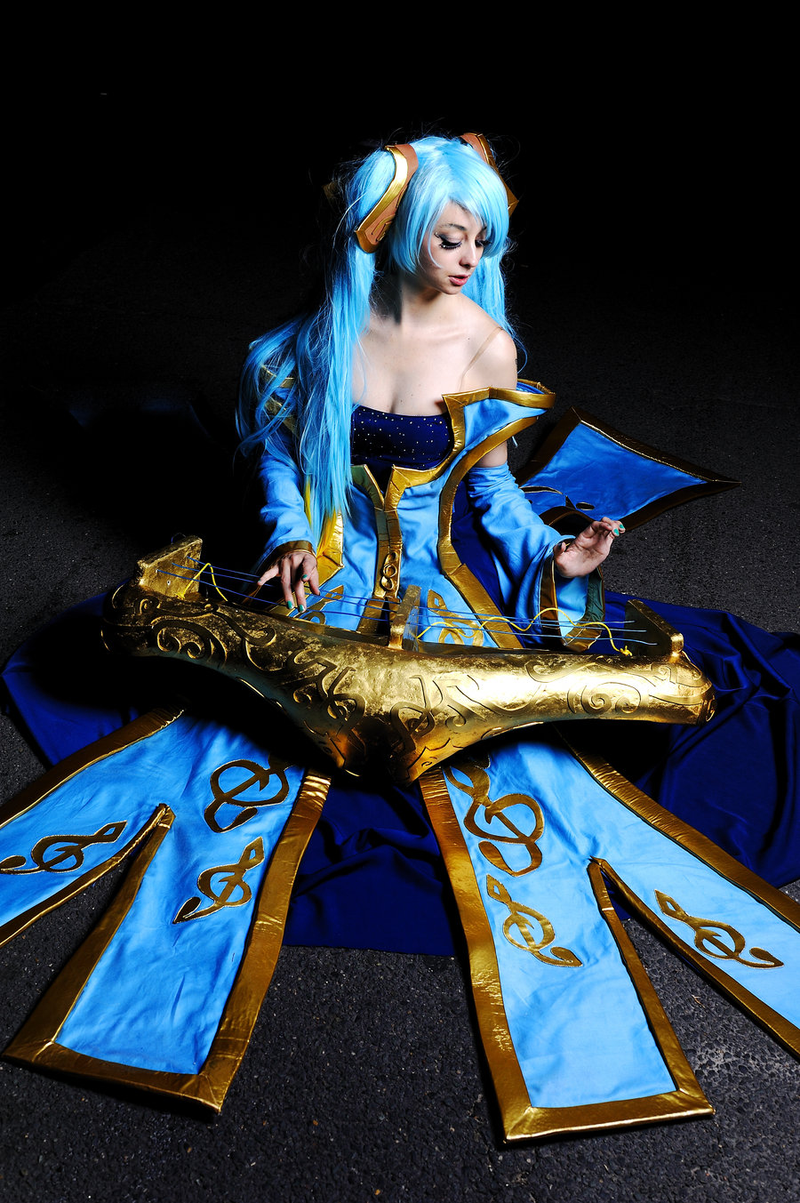 Illustration for article titled A League of Legendary Cosplayers